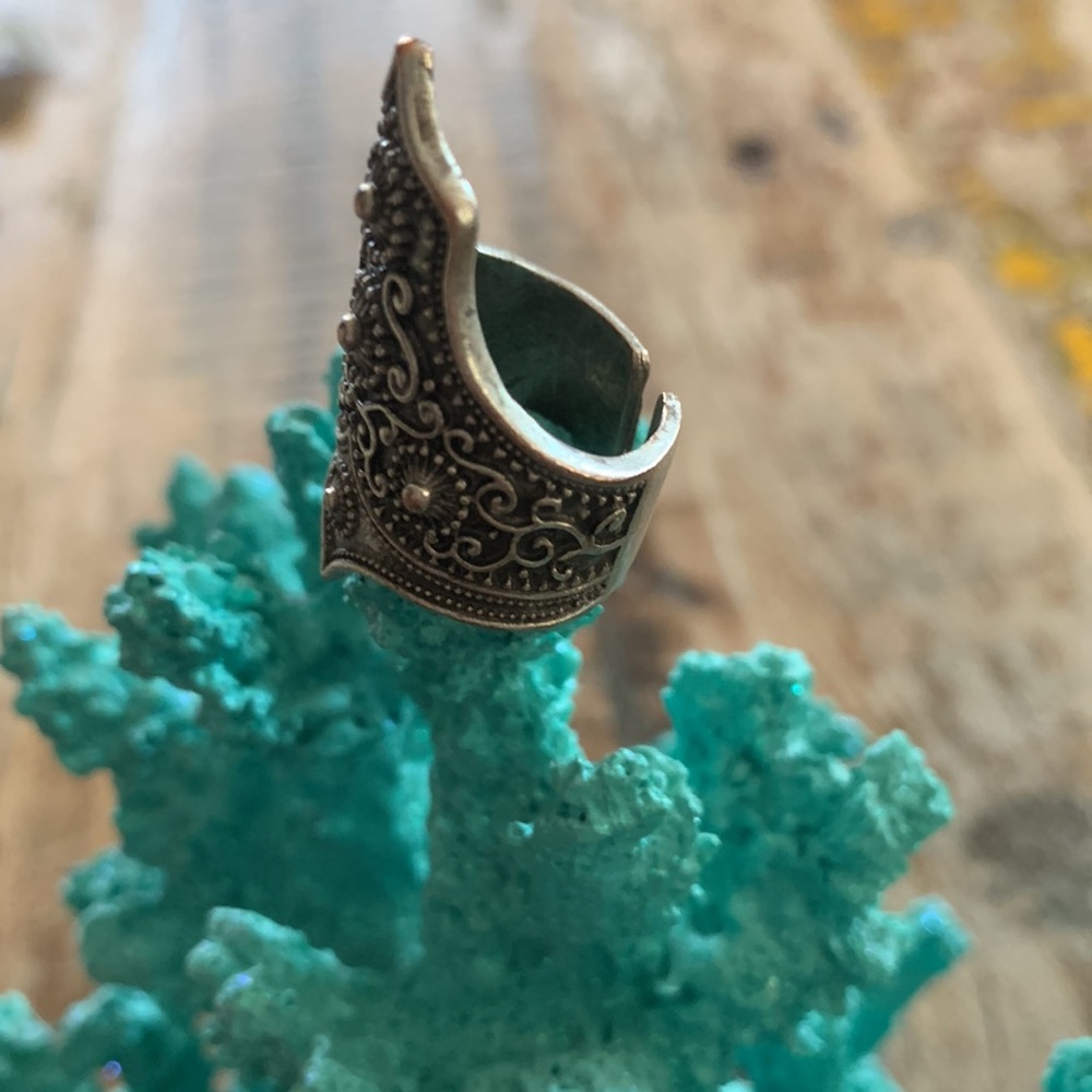 Free people ring adjustable but fits a 7 now preowned - Picture 3 of 7